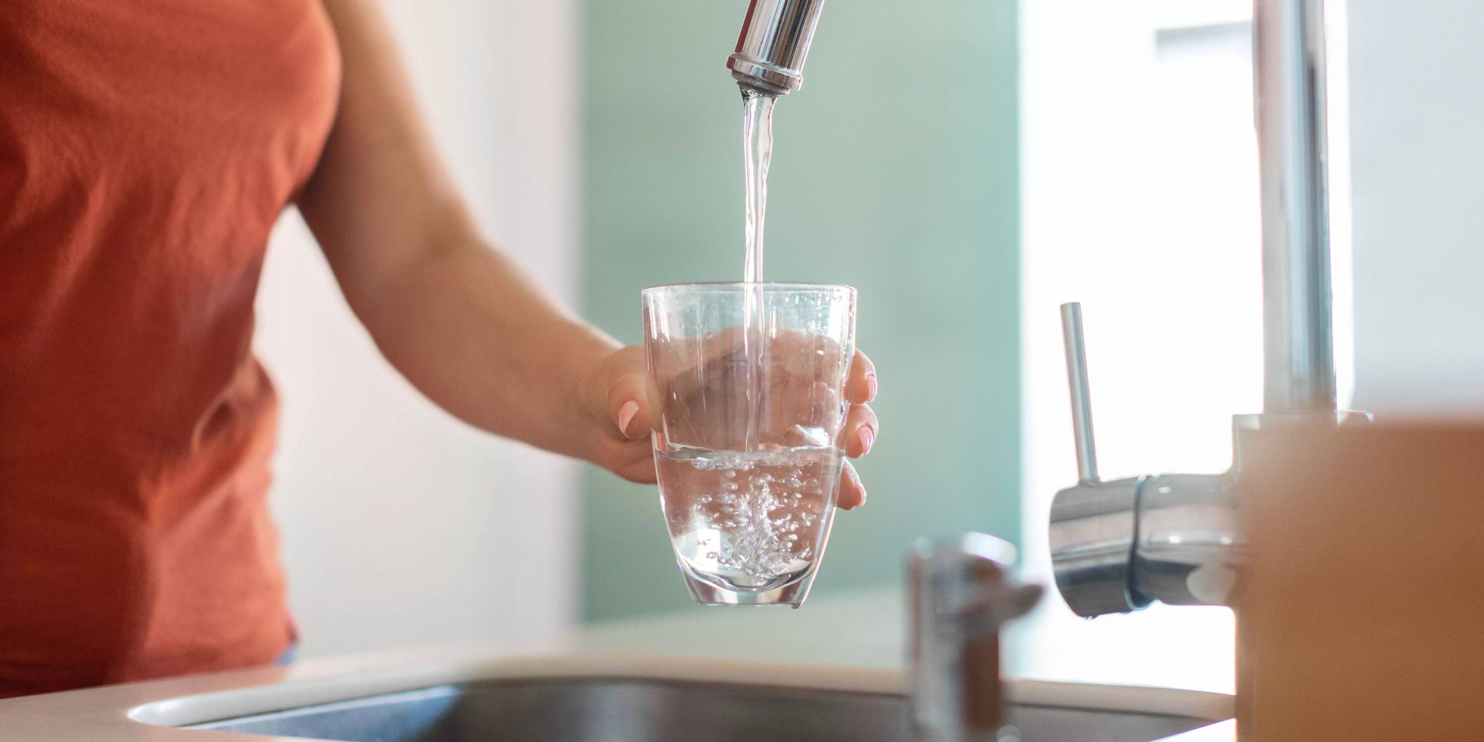 Perché bere acqua dal rubinetto. Pro e contro per una scelta ponderata.